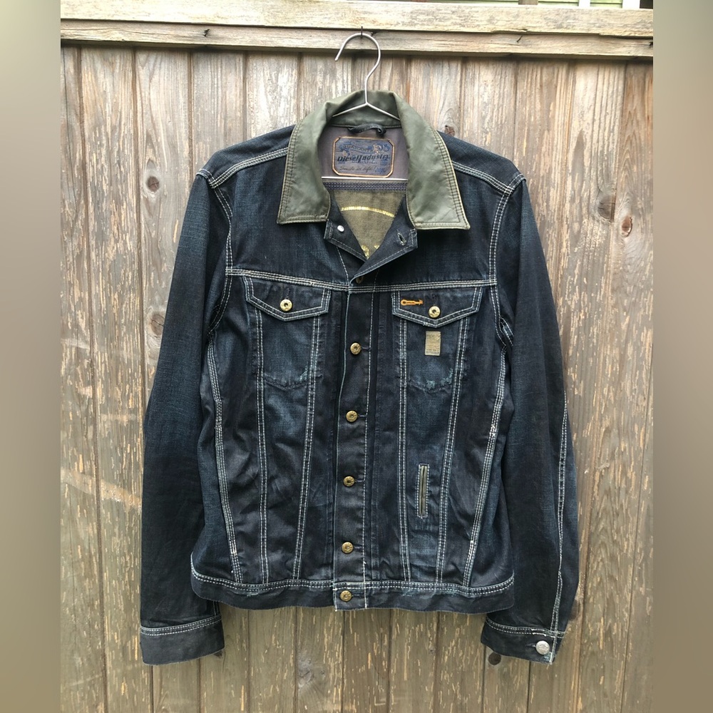 Levi's Men's Dark Blue Denim Jacket with Olive Collar